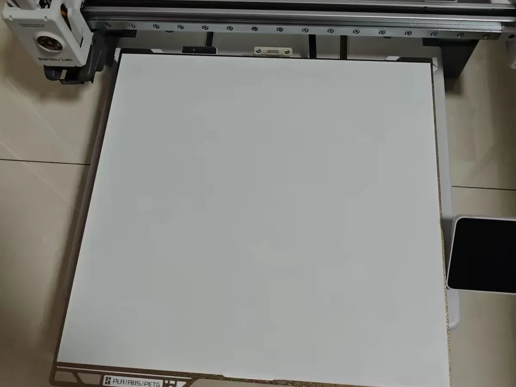 Bambu Lab A2L vs P2S (2026): Open Big Bed or Enclosed Workhorse — Which Should You Buy? 5 Top-down view of the Bambu Lab A2L large textured build plate and print head
