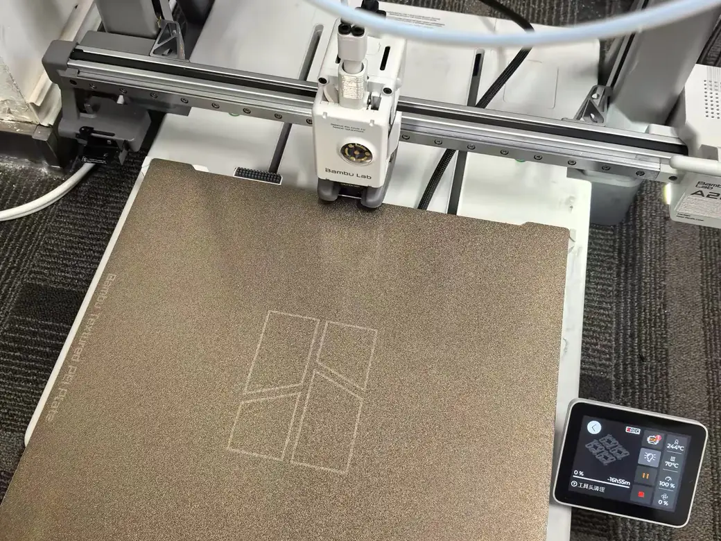 Bambu Lab A2L First Setup Guide: Unboxing to First Print (Without the Day-One Mistakes) 6 Bambu Lab A2L touchscreen lit during setup with the toolhead over the textured plate