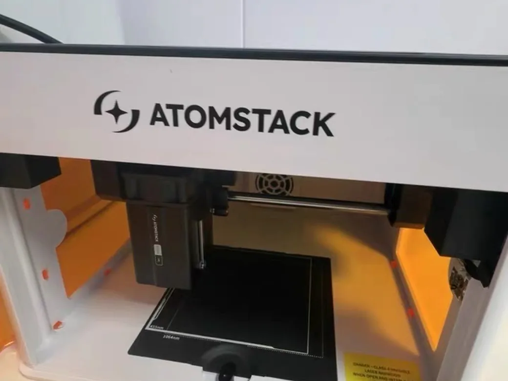 AtomStack P1 laser module positioned above its marked work area