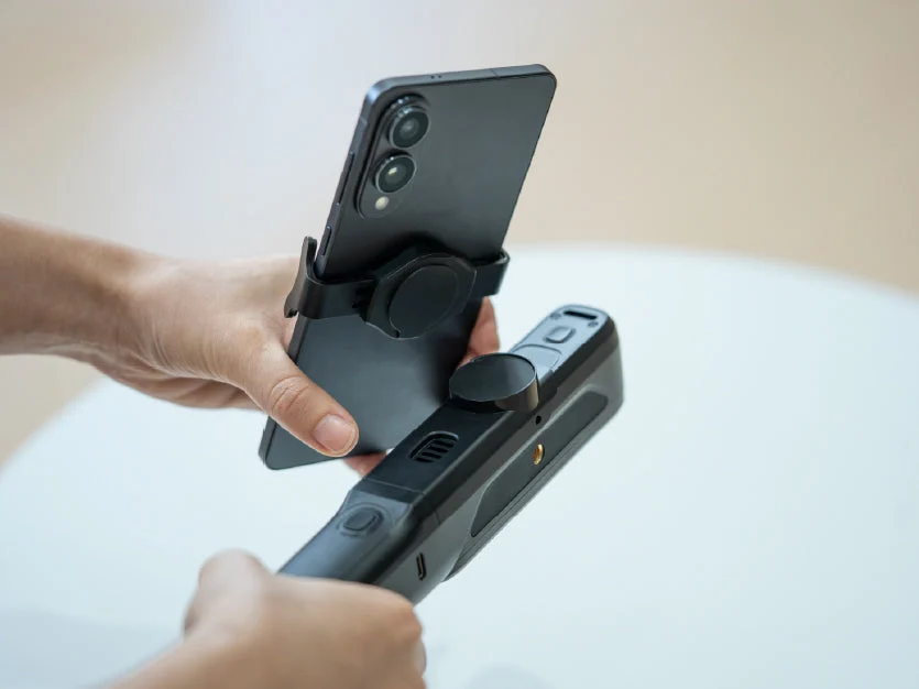 Einstar EZ GO: A 288 g Phone-Powered 3D Scanner That Takes On the Creality Pika 2 Hands mounting a phone onto the Einstar EZ GO scanner grip